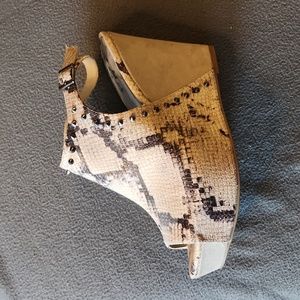 Carlos Santana Sexy Snakeskin print heels